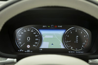 メーターパネルは12.3インチの液晶タイプ。写真のように、カーナビのマップを映し出すこともできる。