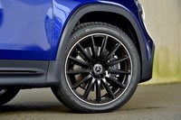 ブラックで塗られた20インチのAMGマルチスポークアルミホイールは「GLB250 4MATICスポーツ」の標準アイテム。「GLB220d」には18インチのホイールが装着される。