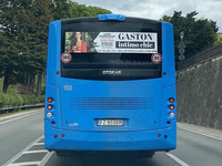 （写真L）。ランジェリーショップの広告が貼られた“スクールバス”。