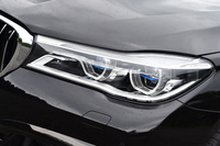 ハイビーム点灯時の照射距離を最長600mまで可能にするという「BMWレーザー・ライト」。アダプティブ・ヘッドライトが含まれ、ブルーのアクセントも装備される。