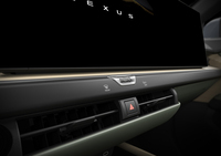 ダッシュボードには内装と同化した物理スイッチの「レスポンシブヒドゥンスイッチ」を採用。手を近づけるとスイッチのある部分が点灯する仕掛け。