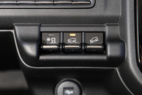 4WDシステムはコンベンショナルなスタンバイ式だが、ぬかるみからの脱出などで効力を発揮するグリップコントロールや、ヒルディセントコントロール、降雪路での走行に適したスノーモードなど、悪路走行を支援する装備は充実している。