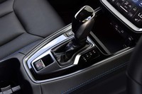 トランスミッションは新開発の「リニアトロニック」（CVT）のみ。100km/h巡行時のエンジン回転数が従来の1846rpmから1627rpmに下がるなど、燃費の向上に貢献する。