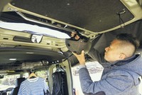 幅74cm、耐荷重4kgの「テールゲートバー」（9900円）は、バックドアをはね上げた際にタオルやハンガーなどを掛けるのに適している。