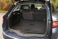 荷室容量は5人乗車時で580リッター。後席をたたんだ状態で1695リッター。2枚のフロアボードに加え、荷室側から後席を倒せるイージーフォールディングハンドルや、トノカバーやラゲッジフック、12V電源などが備わる。