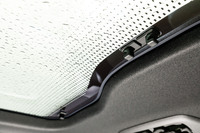 大面積が自慢のパノラマルーフではあるものの、サンシェードがロール式ではなく脱着式というのが残念なところ。