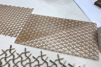 厚さ2mmほどの木の板を組み合わせて、正三角形のコマを作り、その中に葉と呼ばれる部品を入れて文様を作り出している。