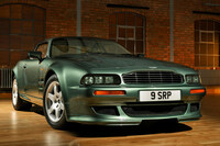 1993年に登場した「ヴァンテージ」。当時の基幹車種（というか唯一の販売車種）である「ヴィラージュ」をベースに、過給機付きの5.3リッターV8エンジンを搭載したモデルで、最高出力は脅威の550BHPを誇った。