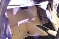 後席は“＋2”というミニマムなスペース。乗車定員は4人という設定。