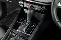 トランスミッションはFF車の「スポーツ」「ロンジチュード」が6段AT、4WD車の「リミテッド」が9段AT。いずれもシフトパドルの設定はなく、手動変速はレバー式のシフトセレクターによって行う。