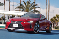 いまに続くレクサスの変革はこのクルマから始まった!?　ラグジュアリークーペ「LC」の車名には、「Luxury Coupe」のほか、「LexusのChallenge」という意味も込められている。