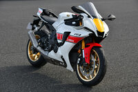 200PSの最高出力を発生する、リッタークラスの4気筒エンジンを搭載した「YZF-R1」。写真は、2021年秋に期間限定で注文が受け付けられた「WGP 60thアニバーサリー」である。