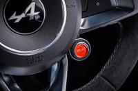 ステアリングホイール右下に走行モード切り替えスイッチを配置。走行プログラムは「ノーマル」「スポーツ」「トラック」の3つで、ノーマルとスポーツはワンプッシュで、トラックモードはスイッチ長押しで切り替わる。