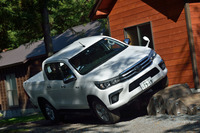 今回は一般道のほか、未舗装路や段差路（写真）でも「ハイラックス」の走りを試した。