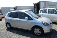 リュウ氏の愛車は、シルバーの初代「ホンダ・フィット」。