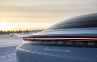 2019年9月にデビューした「ターボ」「ターボS」から遅れること2カ月、「ポルシェ・タイカン4S」は同年11月のロサンゼルスオートショーでお披露目された。