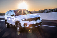 「ジープアクティブドライブ」と呼ばれる4WDシステムを採用。あらゆる路面状況で高い走行安定性を実現する「セレクテレインシステム」が組み込まれている。