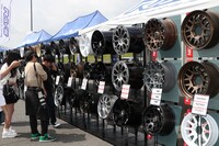 会場内には、最新作を含め、なんと93本ものレイズホイールが展示された。多種多様なホイールを前に、ホイール談議に花を咲かせるファンたちの姿が見られた。