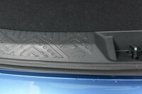 荷室の掃き出し部分には山脈とクルマの模様が刻まれる。このシルエットは「インプレッサ」ではないみたいだ。