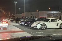 この日の首都高・辰巳PAは、いつにも増してスポーツカーが多数参集。ちょうどランボルギーニが車庫入れに手こずっているところだった。