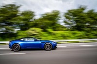 サスペンションの形式は、前がダブルウイッシュボーンで後ろがマルチリンク。「ダイナミックモード」という「GT」「スポーツ」「スポーツ＋」の3つのプログラムから選べる可変式走行モードを備える。