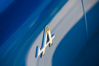 世界ラリー選手権やルマン24時間レースなどでの活躍で知られるアルピーヌ。1995年に一度消滅したものの、2007年にカルロス・ゴーン氏がブランドの復活について言及。ケータハムとの提携や、その解消といった紆余（うよ）曲折を経て、今回の新型「A110」デビューによって名実ともに復活をとげた。