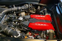 ミドシップ搭載されるV8ツインターボユニット。
