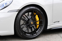 「911カレラ4 GTS」には、サテンブラックに塗られたセンターロック式の「ターボSホイール」（写真）が標準装備される。今回の試乗車は、これに前245/35ZR20、後ろ305/30ZR21 サイズの「ピレリPゼロ」タイヤを組み合わせていた。