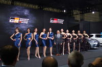 フォトセッションに臨む、モリゾウことトヨタ自動車の豊田章男会長（写真中央右側）。