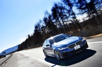 「D5 Sリムジン アルラット」が0-100km/h加速に要する時間は4.8秒。巡行最高速度は275km/hと公表される。