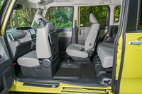 運転席に新たに採用された540mmのロングスライド機構と、380mmの助手席スライド機構、大開口の「ミラクルオープンドア」からなる「ミラクルウォークスルーパッケージ」。運転席から後席の子供の世話をしたり、後席から運転席へウオークスルーしたりできる。