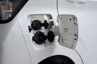 「eKクロスEV」の受電能力は、普通充電が最大2.9kW、急速充電が30kWとなっており、これもそれぞれ6.0kW、50kWが主流のライバルに対して一歩ゆずる。