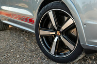 ホイールサイズは21インチが標準で、ブレーキキャリパーがデフォルトで赤となる「カイエン ターボEハイブリッド」だが、試乗車にはオプションの22インチホイールとブラック塗装のブレーキキャリパーが装備されていた。