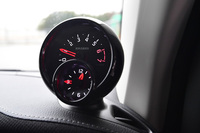 ダッシュボード右手には、BRABUS専用コックピットクロック＆レブカウンターを装備する。