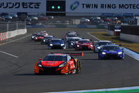 GT500クラスのスタートシーン。最終戦は、予選からホンダ勢が強さを見せつけた。