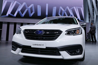 新型「レガシィ」のフロントマスクのどアップ。グリルは常識的な大きさで、スゴ味や迫力よりは、バランスのよさやまとまり感を尊重した意匠といえる。