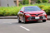 「理屈抜きのかっこよさ」を最重要課題に掲げて開発された新型「カムリ」。イメージカラーには、写真の「エモーショナルレッド」が採用されている。