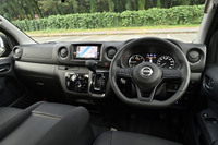 「キャラバンAUTECH」の運転席まわり。ステアリングホイールやシート、シフトノブなどにブランドのアイコニックカラーであるブルーを用いたステッチが施されている。