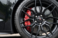 ホイールは鍛造で、前が20インチ、後ろが21インチ。タイヤサイズは前が275/30ZR20、後ろが345/25ZR21で、ミシュランの高性能スポーツタイヤ「パイロットスポーツ4 S ZP」が純正装着される。また、コンバーチブルにはカーボンセラミックブレーキも標準で装備される。