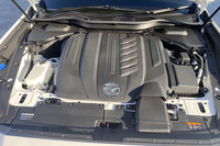 3.3リッター直6ディーゼルターボエンジンに48Vのマイルドハイブリッド機構を組み合わせた「XDハイブリッド」のパワートレイン。エンジンは最高出力254PS、最大トルク550N・mを、モーターは最高出力16.3PS、最大トルク153N・mを発生する。