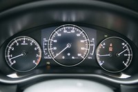 メーターパネルは3眼タイプ。センターの速度計は7インチの液晶パネルに表示される。