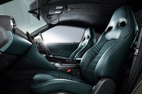 「日産GT-RプレミアムエディションT-spec」のシート。本革とパールスエードのコンビネーションは、同モデル専用となる。