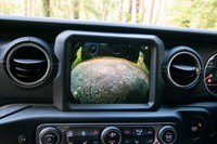 「ラングラー」にもフロントカメラが搭載されており、車両前方を映像によって確認できる。