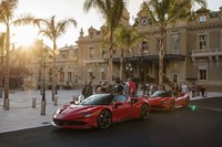 「フェラーリSF90ストラダーレ」がモナコの市街地を240km/hで走行の画像
