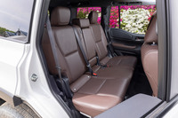 悪路でも存外に快適だったセカンドシート。6：4の2分割でリクライニング／タンブルが可能となっており、「ZX」グレードではシートヒーターやシートベンチレーション機能も装備される。