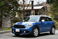 試乗車のボディーカラーは「アイランド・ブルー・メタリック」。ルーフとサイドミラーのカラーリングは、試乗車と同じホワイトのほか、ブラック、またはボディーカラーと同色も選択可能。