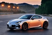 『CAR GRAPHIC』2021年11月号発売　V12から直3まで内燃機関を堪能！