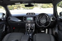 ブラック基調の色使いでスポーティーなムードが演出されるインテリア。アルミ調のペダルクラスターは「Rライン」ならではの装備だ。