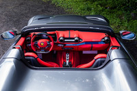 リトラクタブルハードトップを収納した様子。リアウィンドウは独立して開閉が行える。トップは電動で、開閉それぞれのアクションが14秒で完了する。