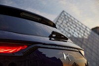 ルーヴル美術館をモチーフにした「DS 7クロスバック」の特別仕様車発売の画像